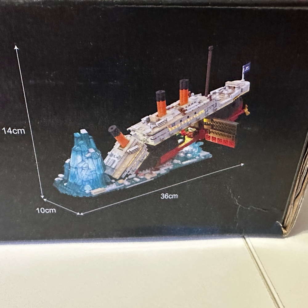 The Titanic Unsinkable Giant Cruise Ship Famous Boat 2 in 1 Building Brick Set - Picture 6 of 7